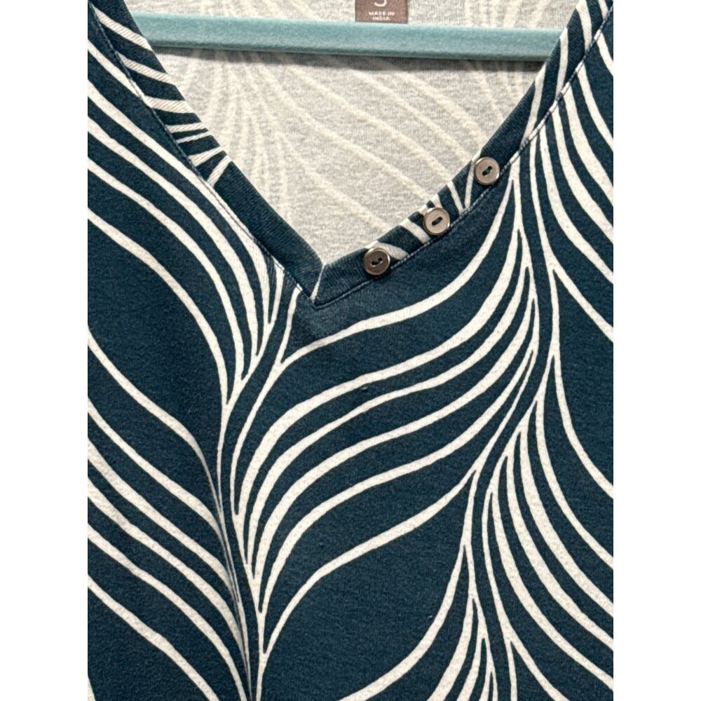 Chicos Womens V-Neck 3/4 Sleeve Top With Button Accent Size 3 Green Leaf Print - Picture 2 of 8